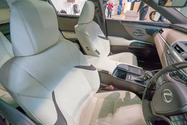 車の革シート補修の様子