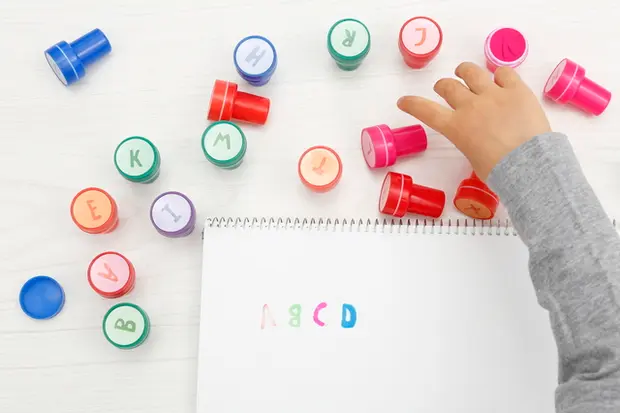 カラフルなアルファベットのスタンプ