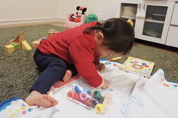 お絵かきをする子供