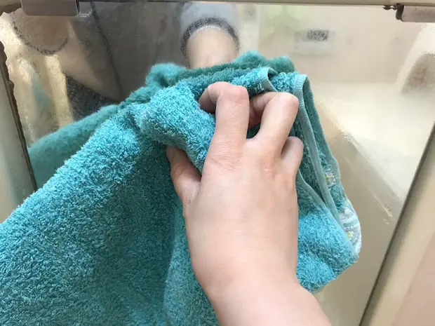 乾いたタオルで拭く