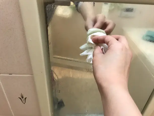 ペーパーをはがして磨く