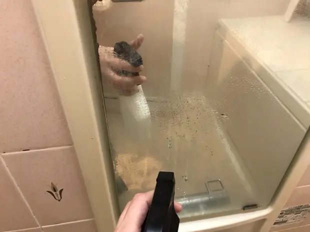 鏡に向かって噴射する