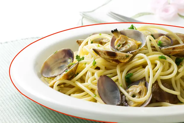 テーブルに置かれた丸皿のパスタ2