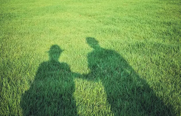 芝生に映った二人の影