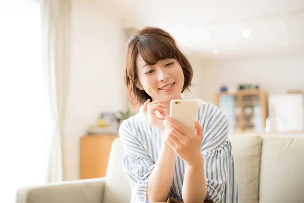 スマートフォンを操作する女性