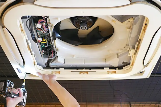 電動ドリルでカバーを取り外す事業者