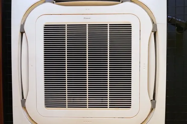 カバーを取り外す前の業務用エアコン