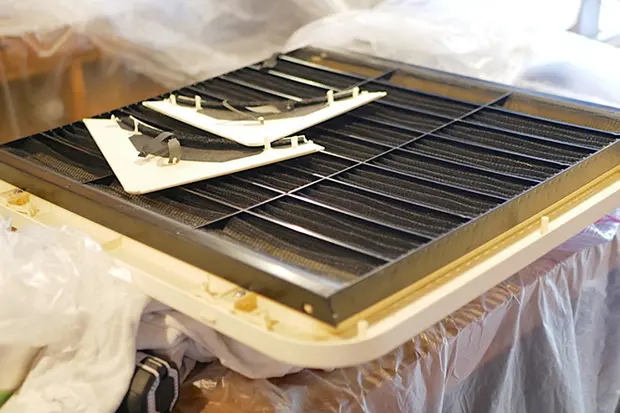 取り外したエアコンのフィルター