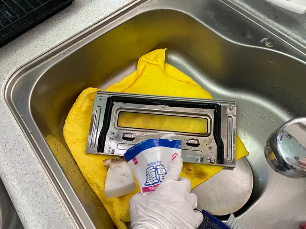 頑固な汚れがある場合は、重曹をふりかけてこする