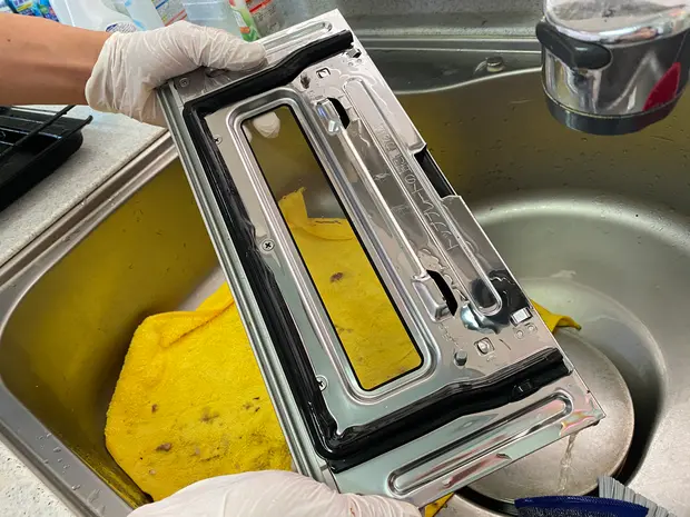 水でよく洗い流しで、乾拭きする