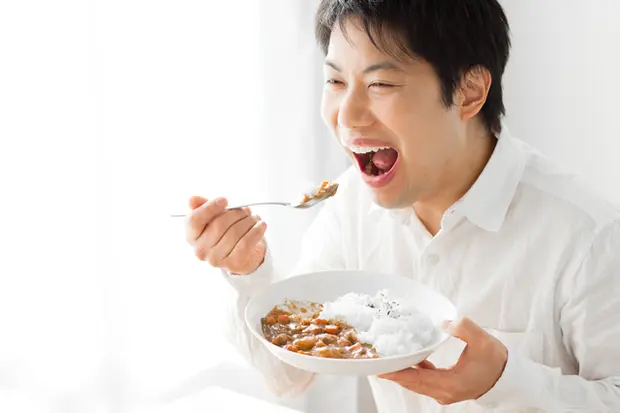 自宅で簡単 シャツについたカレー ワイン 油性ボールペンのシミを落としてみた 転職エージェントのパソナキャリア