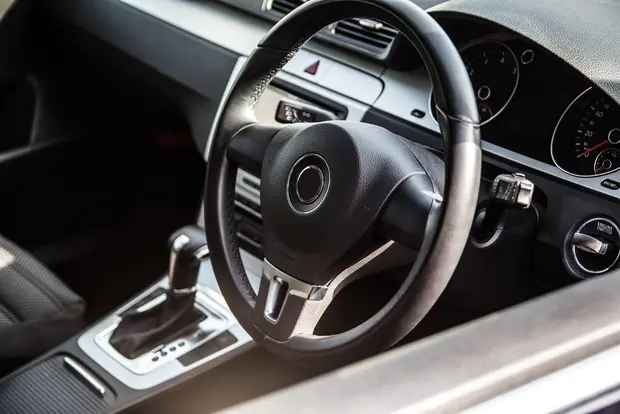 車の革ハンドル（ステアリング）の剥がれ・傷の補修