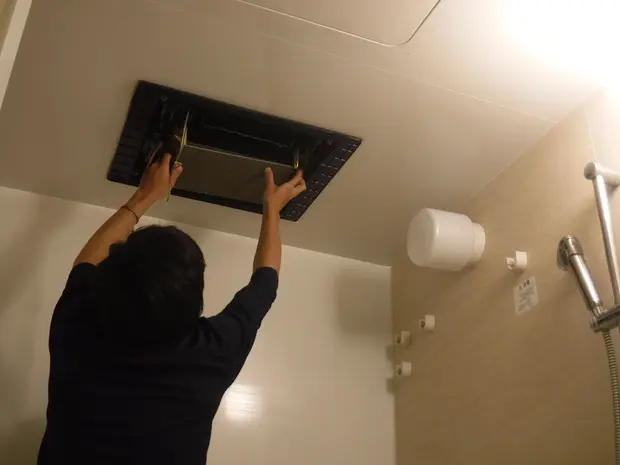 浴室乾燥機のファンの外し方と掃除の手順を解説 パーツの汚れに要注意 くらしのマーケットマガジン