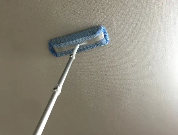 天井の掃除はワイパーで簡単にできる 頑固な汚れは重曹で解決 くらしのマーケットマガジン