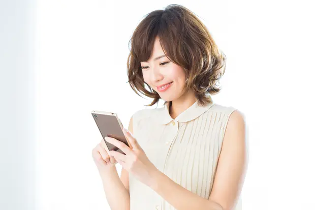 スマートフォンを操作する女性