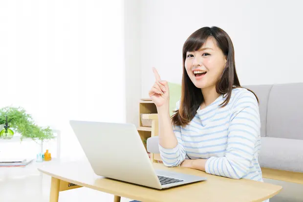 笑顔でパソコンをする女性