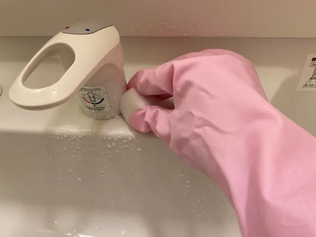 “スポンジでこする"