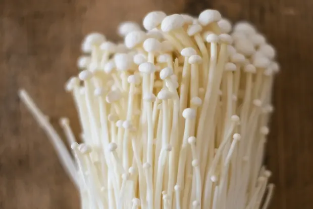 えのき茸は洗うべき 冷凍保存で長持ち 超簡単なめ茸レシピも解説 くらしのマーケットマガジン