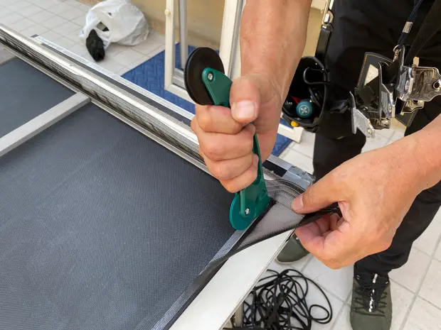 網戸ゴムを埋め込む