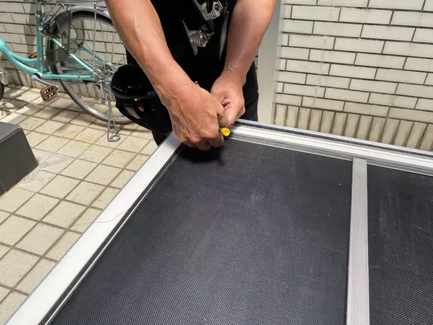 ゴムが張られている面を上にしゴムの継ぎ目を探して網戸を剥がす