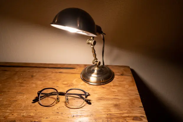 電気スタンド デスクライト の正しい捨て方を解説 リユースできる場合の処分方法も くらしのマーケットマガジン