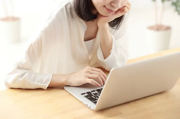 PCをいじる女性