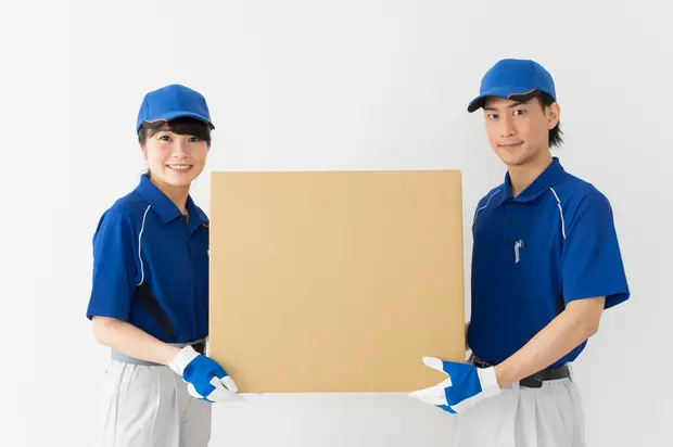 ダンボールを運ぶ引越し事業者