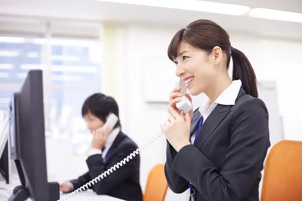 電話で話す女性社員