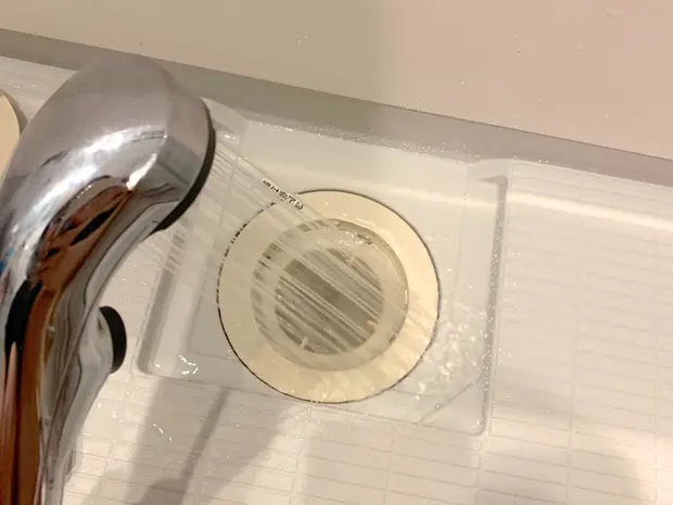 手を汚さずにお風呂の排水口をきれいにする方法を教えて 場合別の対処法もご紹介 くらしのマーケットマガジン