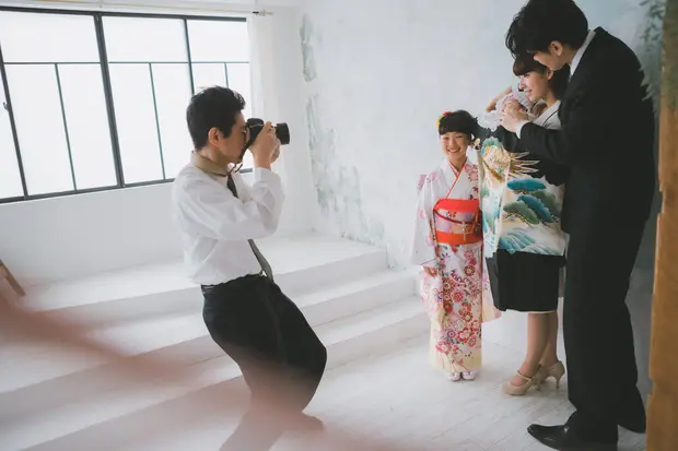 お宮参りの写真撮影をするカメラマン