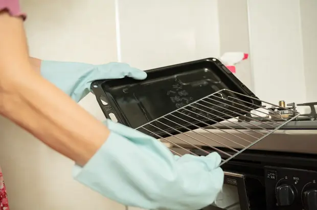 魚焼きグリルの簡単掃除方法 重曹で頑固汚れを落とす方法も くらしのマーケットマガジン 魚焼きグリルの簡単掃除方法 重曹で頑固汚れを落とす方法も くらしのマーケットマガジン