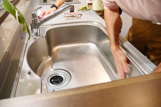 耐水用やすりでシンクを磨く事業者