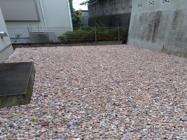 防草シート 砂利敷きで効果抜群です デサフィアンテの砂利敷き くらしのマーケット