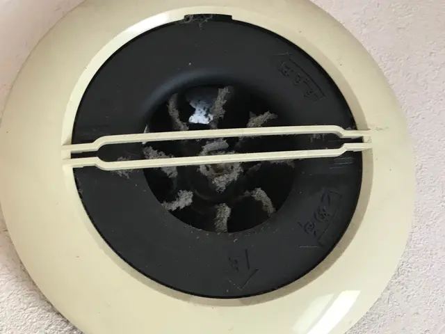 古くなって 音が大きい 回らない 換気しないなどの不満解消 ミヨシネット 日本おそうじ代行笠岡吉浜店の浴室乾燥機 浴室換気扇の交換 取り付け 浴室 換気扇 くらしのマーケット