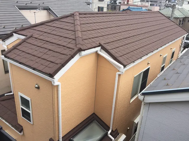 最高30年保証の金属瓦をご提案 屋根のプロが今後のお住まいについてご相談致します 大雅建設の屋根修理 カバー工法 くらしのマーケット