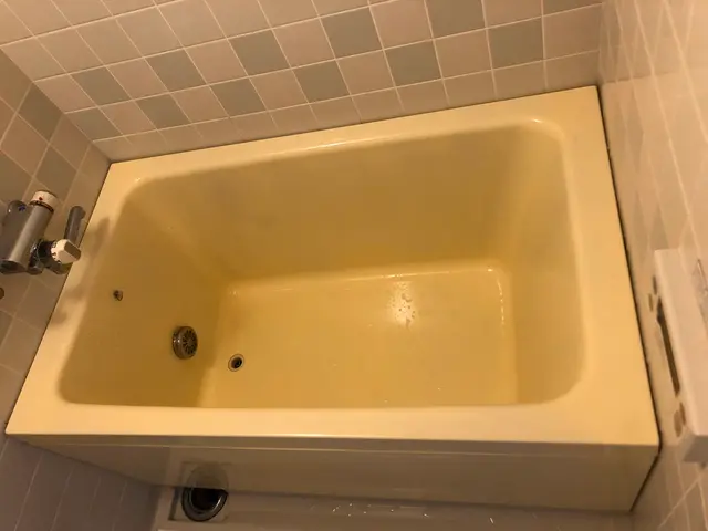 浴室塗装 浴槽 洗い場 天井 壁 コーティング仕上げにします 壁シート貼りも オフィスグラッチェ浴室塗装の水回りリフォームパック くらしのマーケット