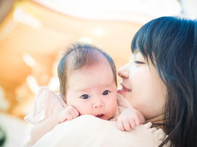 お宮参り 実績多数 自然な表情をドラマティックでオシャレな作品に仕上げます Carrot Photoの出張撮影 カメラマン お宮参り撮影 くらしのマーケット