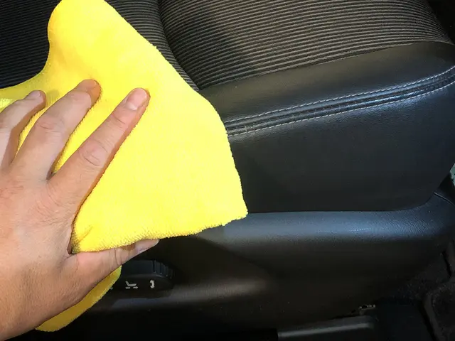 お車綺麗に致します ルームクリーニングからカーコーティングまで承っております トータルリペア92の車内清掃 ルームクリーニング レザー 革 シート車 くらしのマーケット