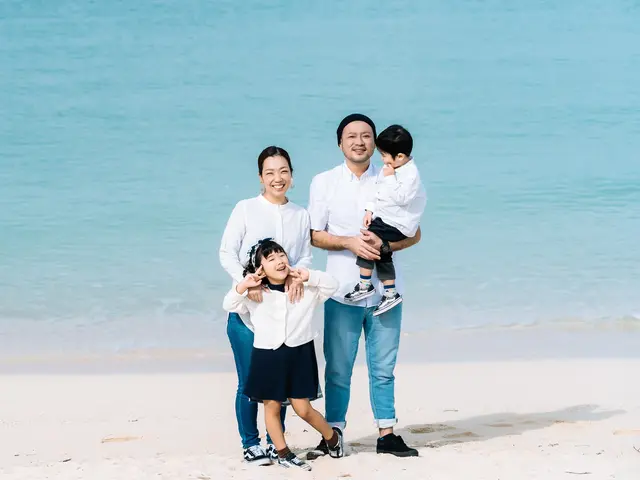 沖縄出張撮影 ファミリーフォトをビーチや公園で Nazstyleの出張撮影 カメラマン 家族 成人式 卒業 入学 くらしのマーケット